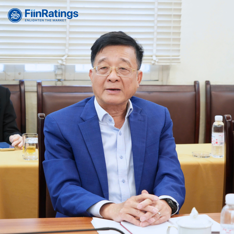 Phó Chủ tịch kiêm Tổng Thư ký Nguyễn Quốc Hùng trao đổi tại cuộc họp